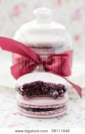 Blueberry makarons.