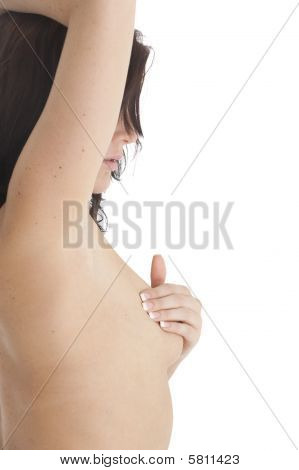 美丽的黑发女人自我审查她的乳房