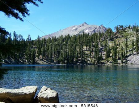 เงาทะเลสาบ ภูเขา Lassen