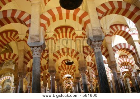 Kolonner i moskeen i Cordova i Spanien