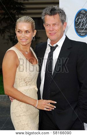 Yolanda Hadid and David Foster at The 28th Annual Gift Of Life Tribute Celebration by the National Kidney Foundation of Southern California. Warner Bros. Studios, Burbank, CA. 04-29-07