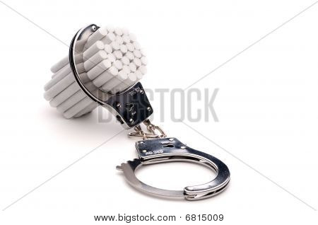 주위에 담배 갑의 가로 이미지: 중독