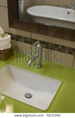 Bagno personalizzato con ripiani in vetro verde