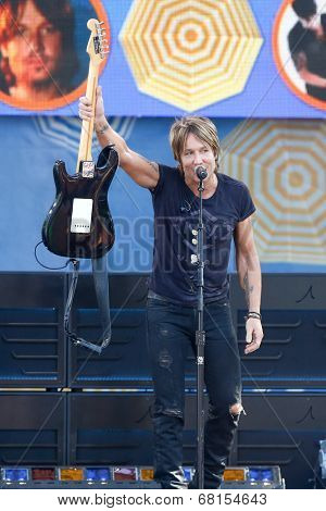 NEW YORK - JUL 11: Keith Urban performs on ABC's 