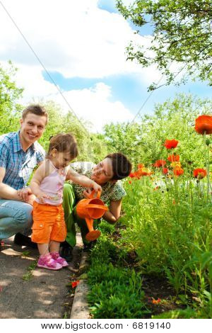 Familia en el jardín