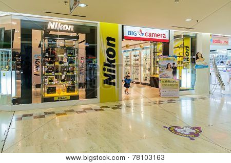 Shoppers Visits Mbk Center