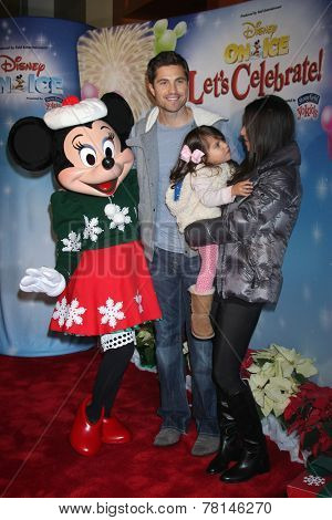 LOS ANGELES - DEC 11:  Eric Winter, Sebella Winter, Roselyn Sanchez, Minnie Mouse at the 