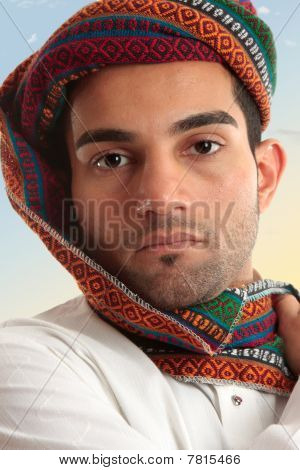Arab muž nosí Turban