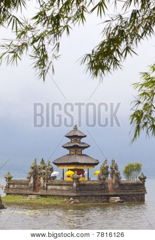 Templo no Lago Beratan Bali Indonésia