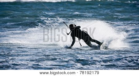 Kitesurfer in Waves