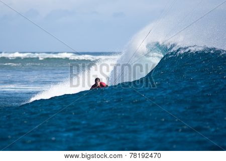Kitesurfer in Waves
