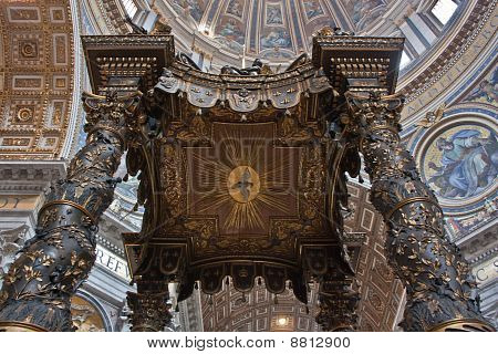 Dettaglio del baldacchino barocco del Bernini nella Basilica Roma Italia di San Pietro