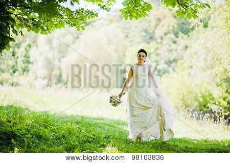 Gorgeus Brunette Bride Outdoors