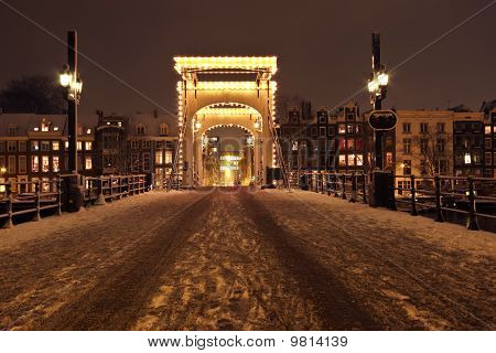 Thiny bridge v noci v Amsterdamu v Nizozemsku