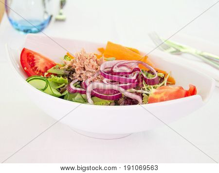 Ensalada de lechuga cebolla y atún. Salad of lettuce onion and tuna.