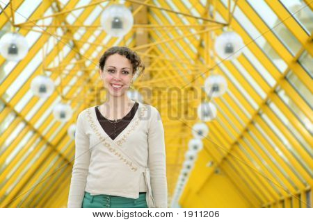 Giovane donna sorridente