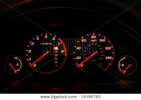 แดชบอร์ดแสดง speedomete แรนด์ tachometer