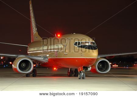 Southwest Airlines fly på startbanen om natten