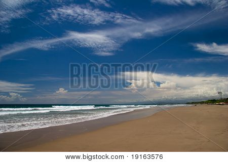 บนชายหาดเขตร้อน บีลีเจียนบนเกาะบาหลี อินโดนีเซีย