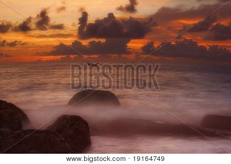 Båd i solnedgang solnedgang timr i havet.  Andamanhavet. Phuket island. Kongeriget Thailand
