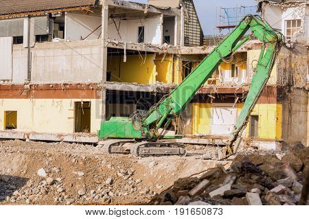 Demolition of a house in the Velberter City with heavy equipment