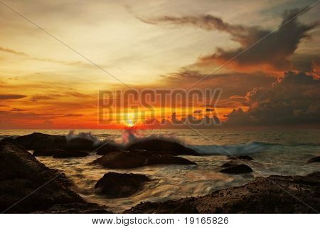 tropischen Sonnenuntergang. Surin Strand. Insel Phuket. Königreich thailand
