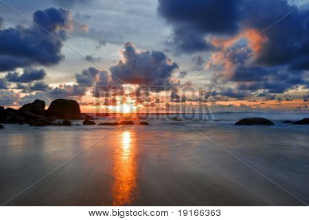 Verträumten tropischen Sonnenuntergang. Surin Strand. Insel Phuket. Königreich Thailand