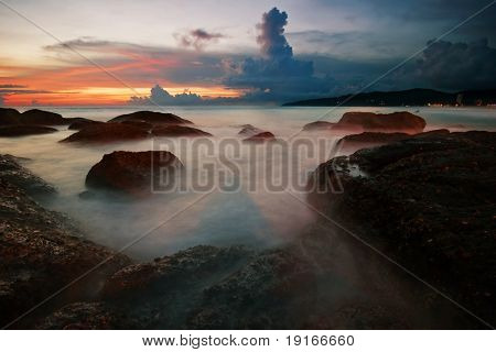 Puesta de sol tropical. Playa de Karon. Isla de Phuket. Tailandia de Reino