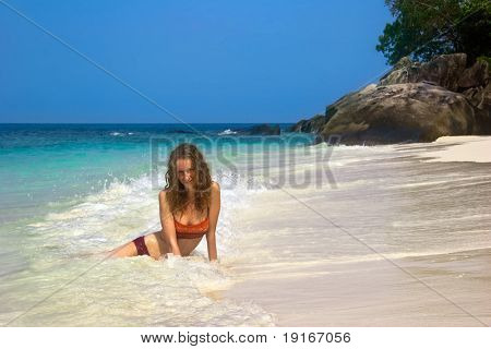 Tyttö valkoisella hiekkarannalla trooppisen. Valokuvannut asumaton saari Tulai, lähellä Tioman island.