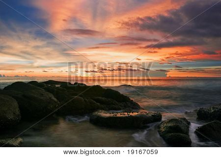 Puesta de sol tropical. Playa de Karon. Isla de Phuket. Tailandia de Reino