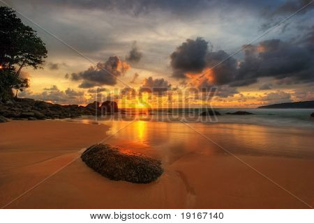 Puesta de sol tropical. Playa de Karon. Isla de Phuket. Tailandia de Reino
