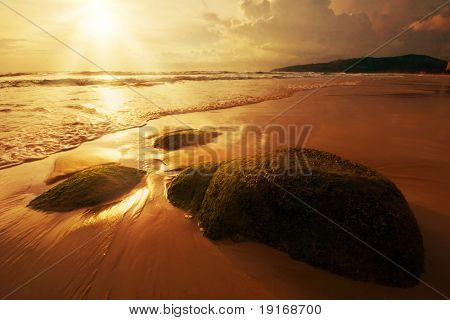Atardecer en la playa. Playa de Karon. Isla de Phuket. Tailandia