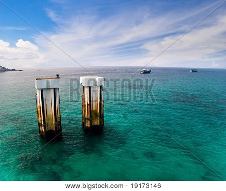 Sininen meri lähellä trooppisella saarella. Tioman Island. Malesia