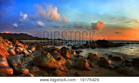 Puesta de sol tropical en la playa de piedras. Lanta island. Tailandia