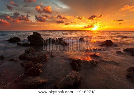 Bellissimo tramonto sulla spiaggia tropicale. Isola di Lanta. Thailandia
