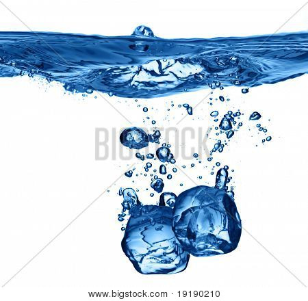 kostki lodu spadła do wody z splash na białym tle
