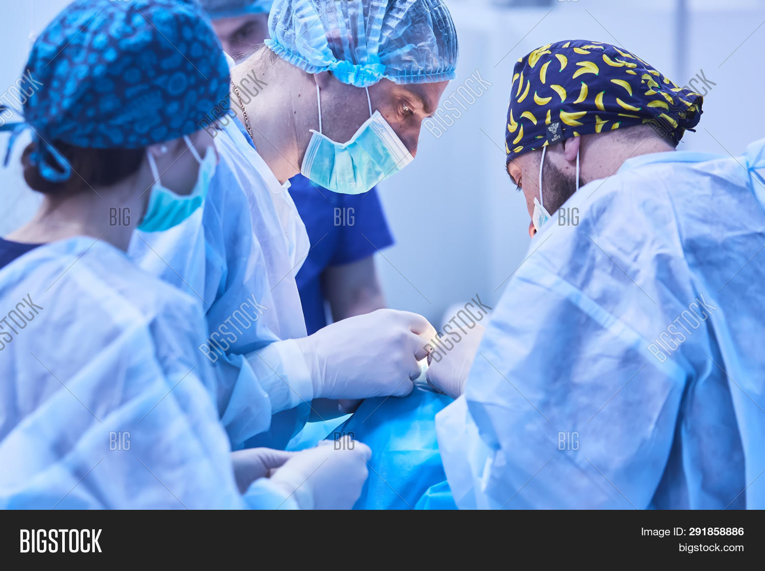 маска хирурга в операционной. хирурги во время операции. студенты в операционной. хирурги во время операции. хирурги во время операции.