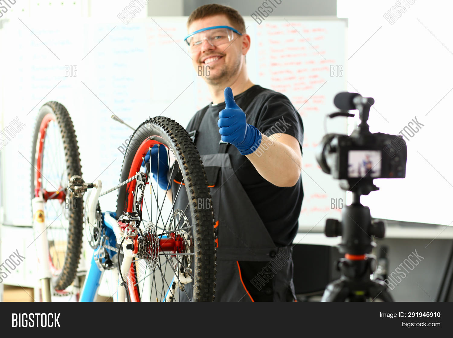 автомобиль в сервисе. вектор человек механик. инженер на заводе. автомеханик на белом фоне. техобслуживание автомобиля.