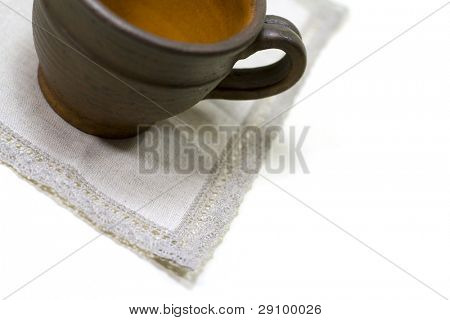 prázdné coffee cup a prádlo ubrousek na bílém pozadí