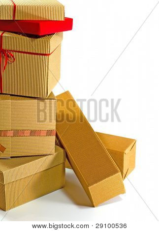 stack lepenkových krabic zblízka na bílém pozadí