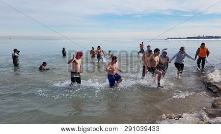 Chicago, Il January 26, 2019, People Running Into And Out Of The Frigid Freezing Cold Water Of Lake 
