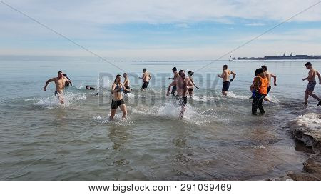 Chicago, Il January 26, 2019, People Running Into And Out Of The Frigid Freezing Cold Water Of Lake 