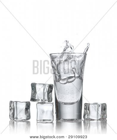 verre de vodka et de la glace isolé on white