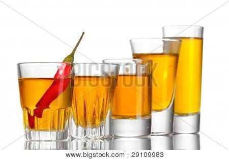 verres de poivre rouge et vodka piment isolé on white