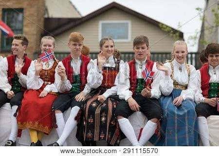 Stoughton, Wisconsin, Usa - May 20, 2018: Annual Norwegian Parade, Men And Women, Dancers, Wearing T