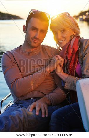 felice giovane coppia in amore hanno tempo romantico al tramonto estivo a nave barca mentre che rappresenta u