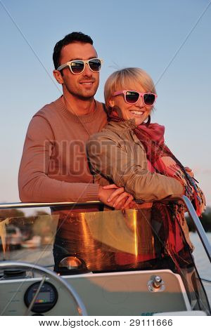 felice giovane coppia in amore hanno tempo romantico al tramonto estivo a nave barca mentre che rappresenta u