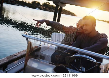 felice giovane coppia in amore hanno tempo romantico al tramonto estivo a nave barca mentre che rappresenta u