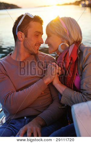 felice giovane coppia in amore hanno tempo romantico al tramonto estivo a nave barca mentre che rappresenta u