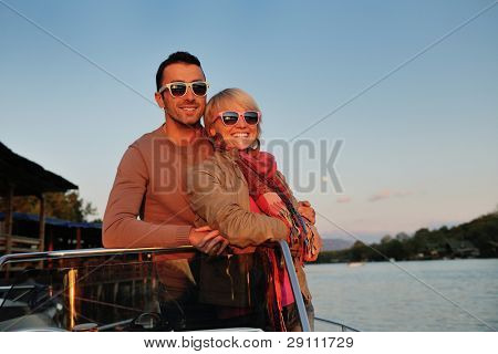 felice giovane coppia in amore hanno tempo romantico al tramonto estivo a nave barca mentre che rappresenta u
